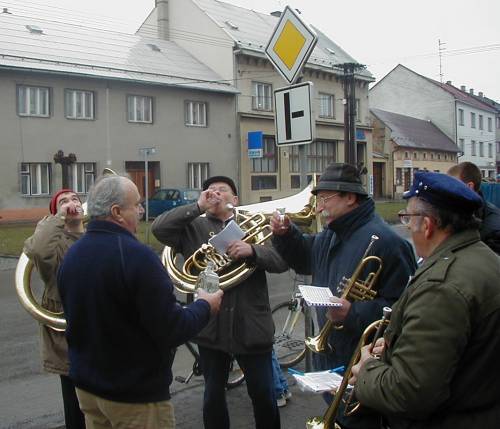 Kapeln�k se ned�v�, chlapci ...